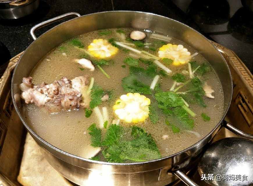 天冷了来一锅鲜香的牛肉汤锅，喝上一碗牛肉汤，浑身暖和、舒服