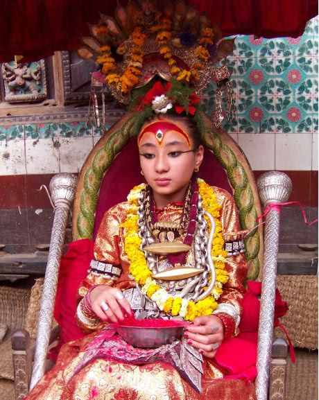 尼泊尔最悲凉的“活女神”，供奉时万人敬仰，退位后遭人唾弃！