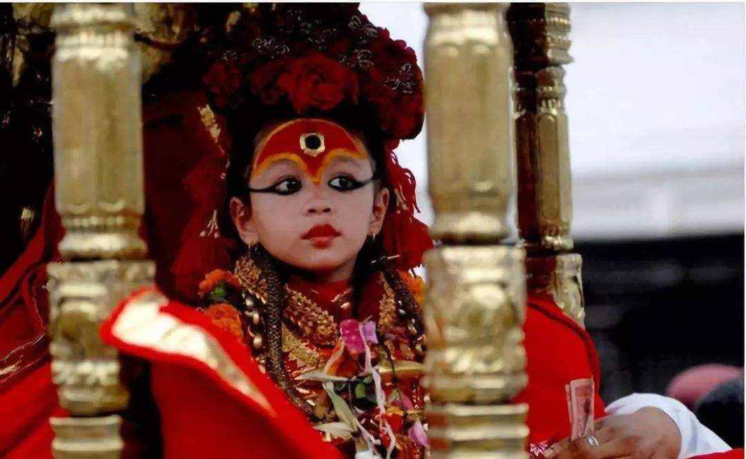 尼泊尔最悲凉的“活女神”，供奉时万人敬仰，退位后遭人唾弃！