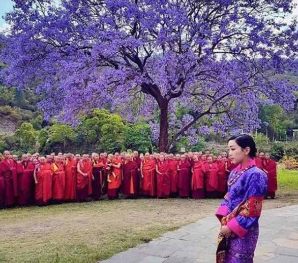 不丹老国王和儿子站一起像兄弟，娶4个亲姐妹，生下5朵雪域金花
