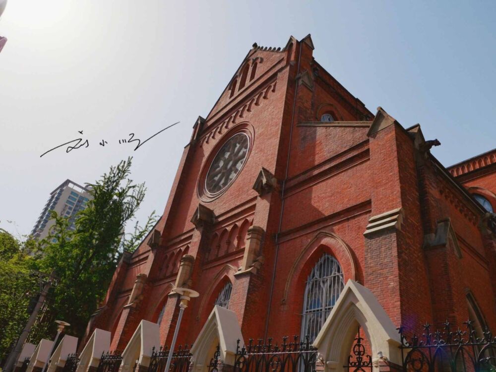 上海市区有一处百年古迹，曾经是“远东第一大教堂”，游客却不多