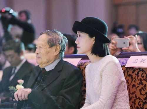 99岁的杨振宁，在国内功名卓著，他的3个子女在美国又过得如何？