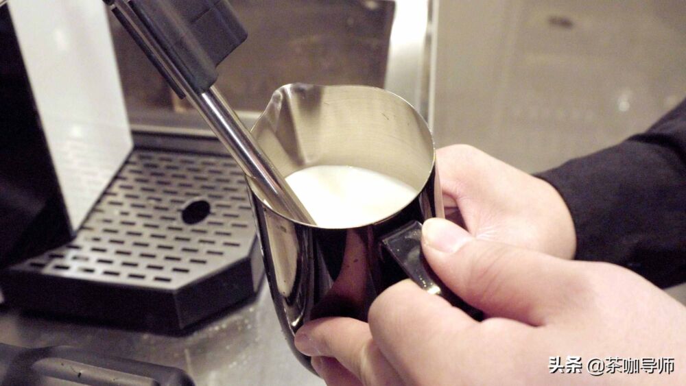 你知道吗：焦糖玛奇朵咖啡选用的是香草糖浆？焦糖拿铁用薄奶泡