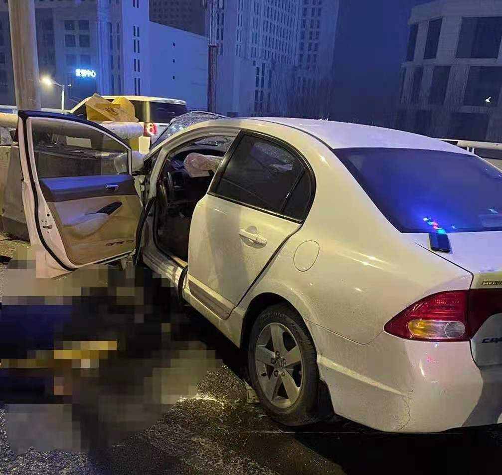 昨晚，哈尔滨阳明滩大桥车撞桥栏车毁人亡