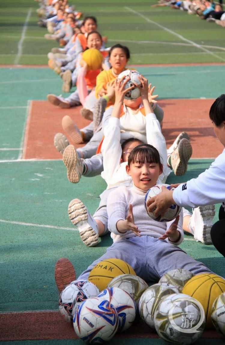 插麦穗、挑担子、抬“小猪”……这场趣味运动会让孩子们玩嗨了