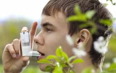 花粉柳絮满天飞，过敏性哮喘日常如何护理？