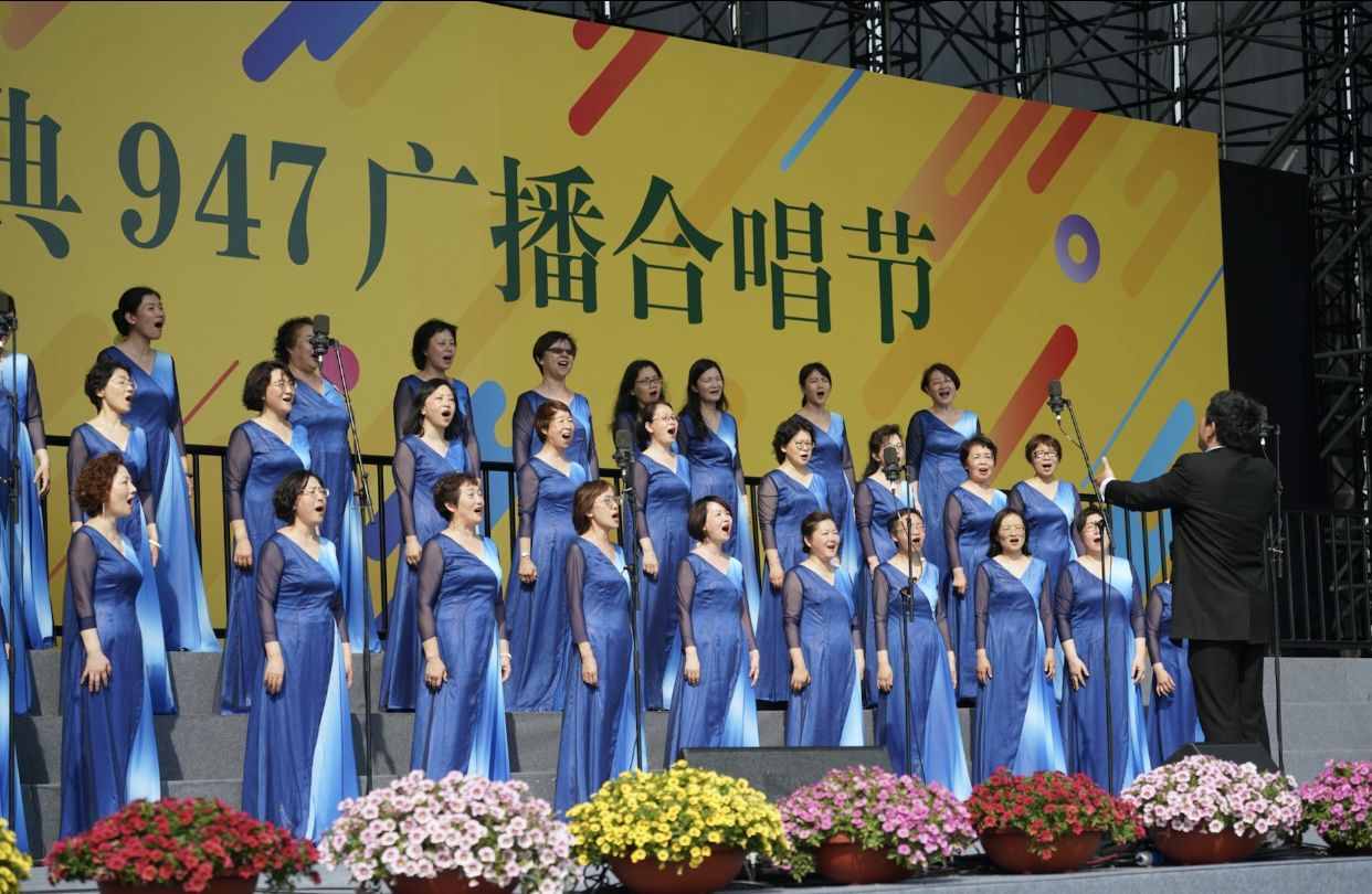 在辰山植物园，上海不同年龄群、各行各业的合唱团为党放歌