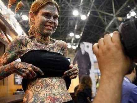 世界上唯一一个用纹身接触阳光的人，全身95%皮肤都是纹身