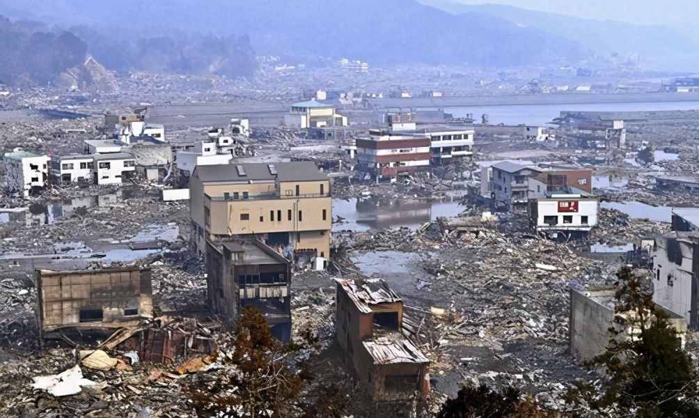 十年前日本9.1级大地震，引起20多米海啸，造成数万人死亡