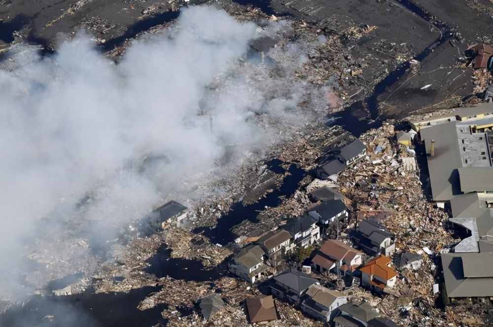 十年前日本9.1级大地震，引起20多米海啸，造成数万人死亡