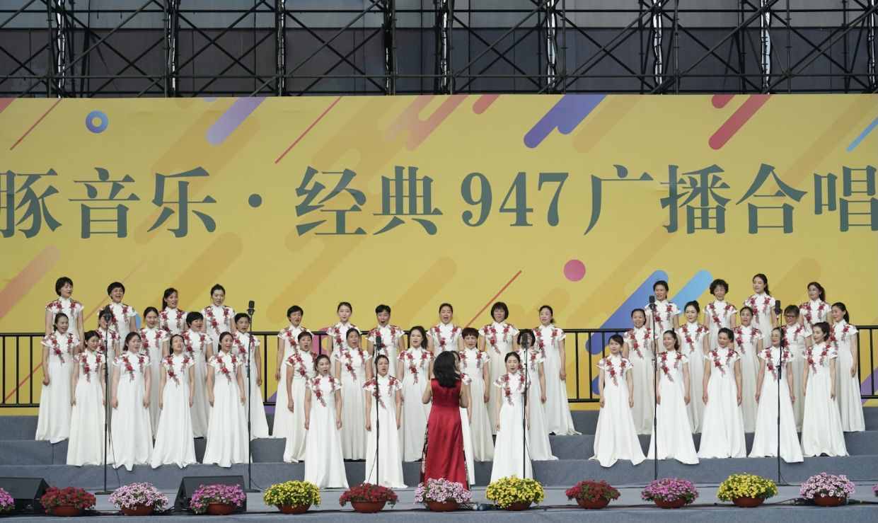在辰山植物园，上海不同年龄群、各行各业的合唱团为党放歌