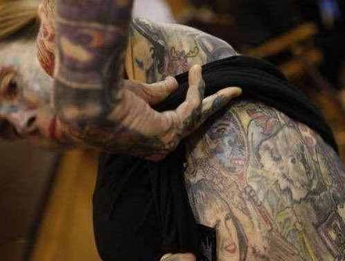 世界上唯一一个用纹身接触阳光的人，全身95%皮肤都是纹身