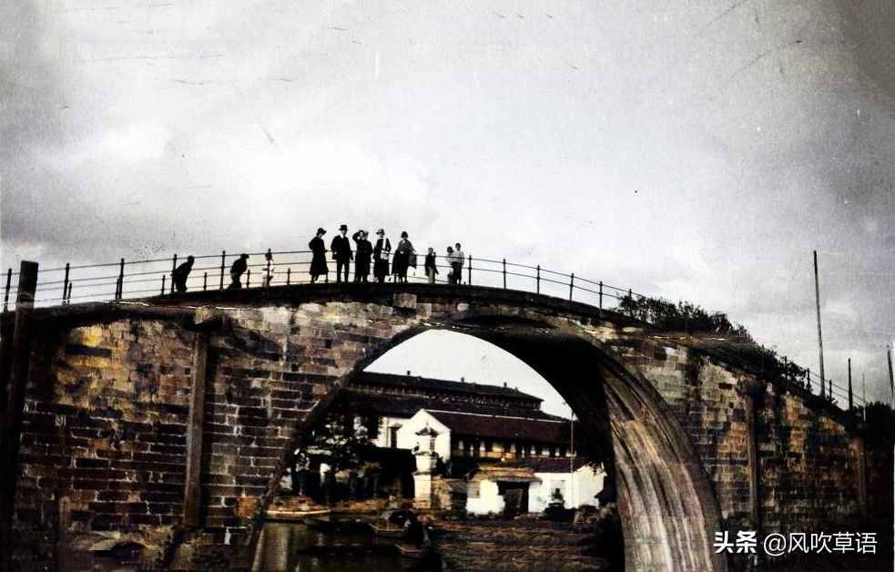 清末时期，江苏苏州的香花桥、觅渡桥、方塔和瑞光塔