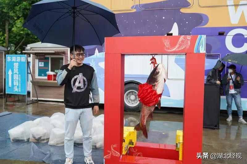 武汉东湖捕鱼节开启，游客现场品尝东湖全鱼宴