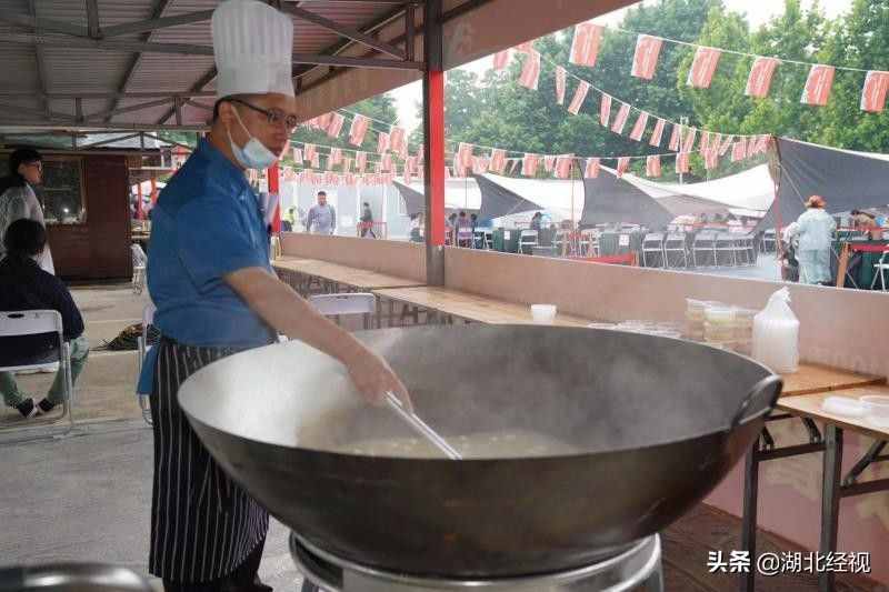 武汉东湖捕鱼节开启，游客现场品尝东湖全鱼宴