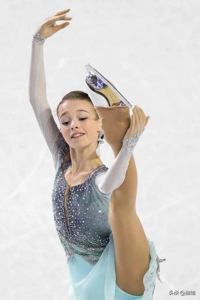 俄罗斯冰上美少女中国心，17岁生日加冕，“千金女王”如何炼成