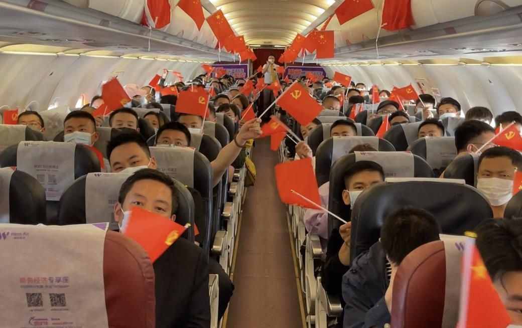 西部航空“庆祝西藏和平解放70周年”主题航班翱翔雪域高原