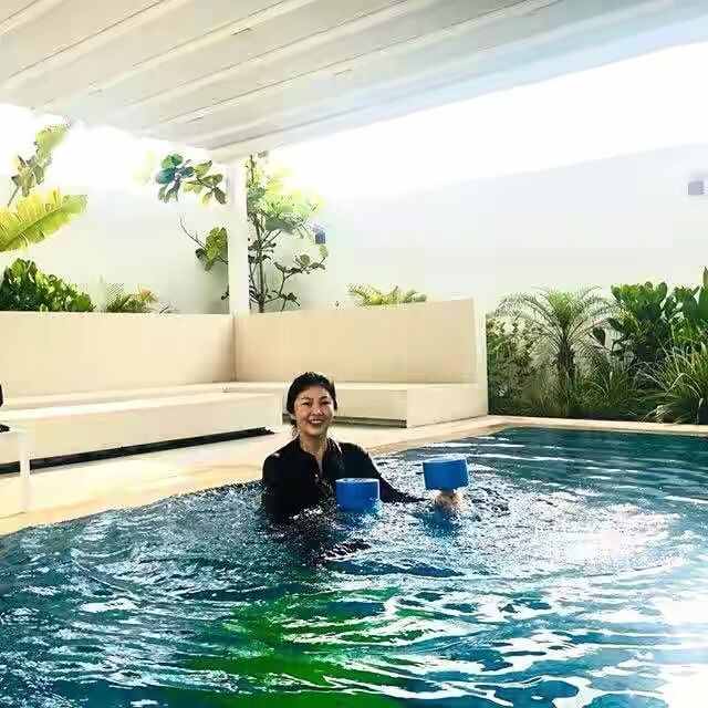 泰国“逃跑”美女总理，迪拜豪宅里游泳好惬意，52岁还有少女身材