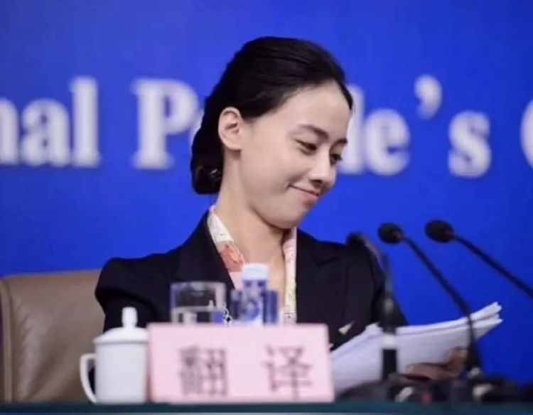 在中美交锋现场，这个中国女人惊艳了全世界