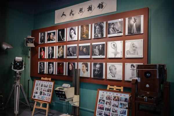 这家80年上海国营老店面临第三次搬迁，我们给员工拍了一张全家福