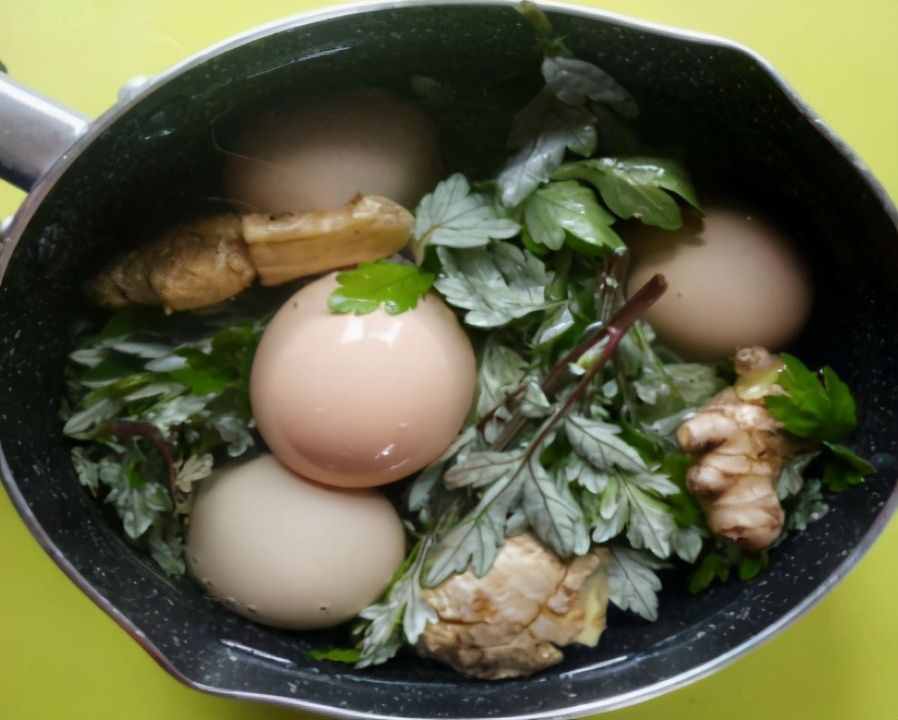 把鸡蛋和艾草煮一煮，美味又营养，春天吃正合适，不懂吃太可惜