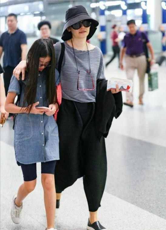 徐帆带养女走机场，穿棉麻衫配低档裤，穿出了大婶们想要的年轻感
