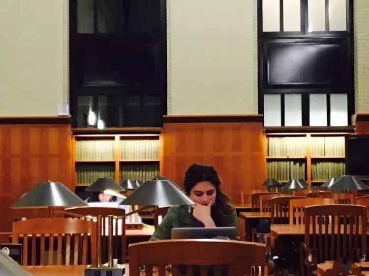 哈佛图书馆凌晨4点半灯火通明，别胡扯了，真实情况完全不是这样