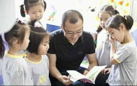 杨丽萍没让侄女上一天学，郑渊洁儿子在读私塾，孩子会有出息吗？