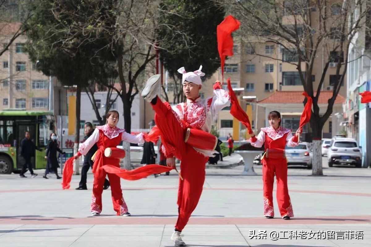 安塞：一切与腰鼓有关，大的有七层楼高，小的在一块砖上