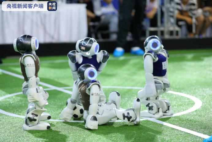 机器人组团开踢 两大机器人世界杯赛事在天津举行