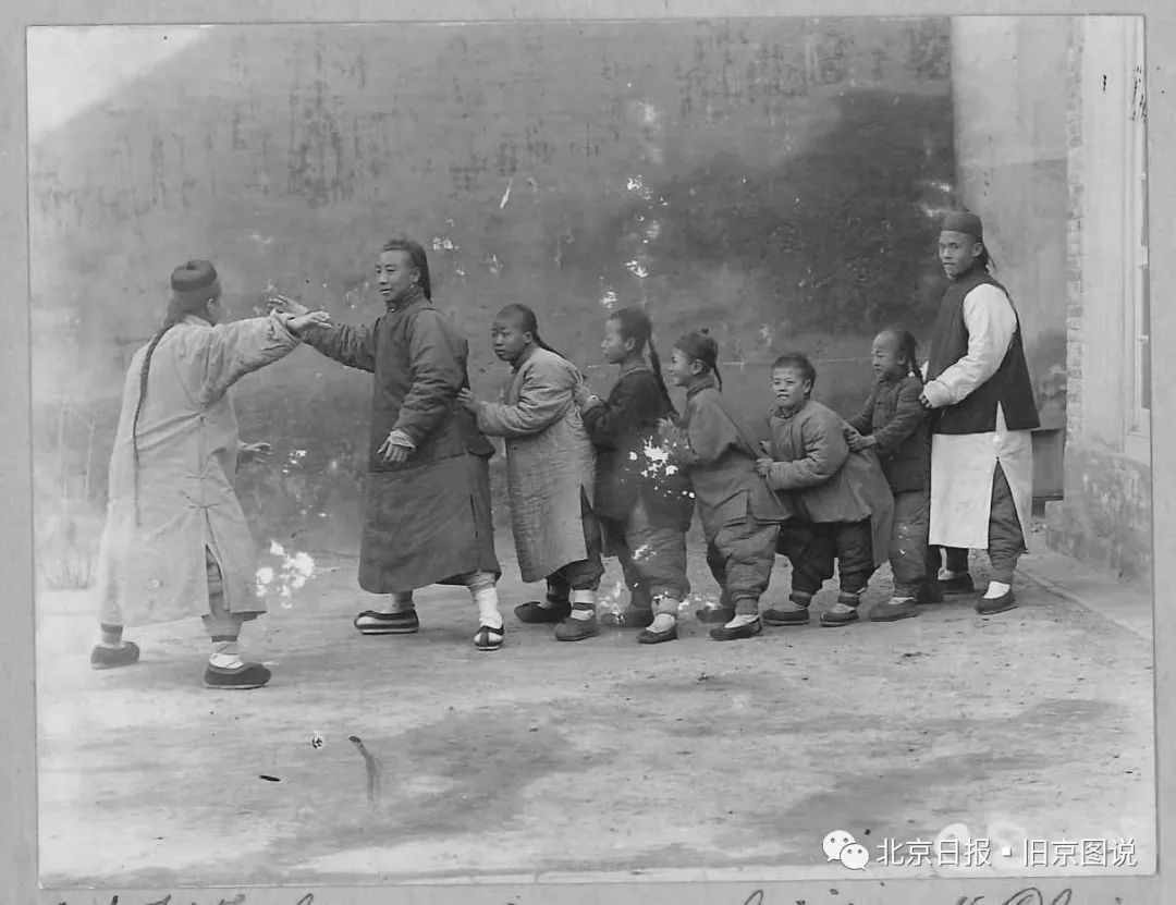 老鹰捉小鸡、跑马城、“剥蛇皮”……100多年前北京孩子的游戏，你玩过几个？