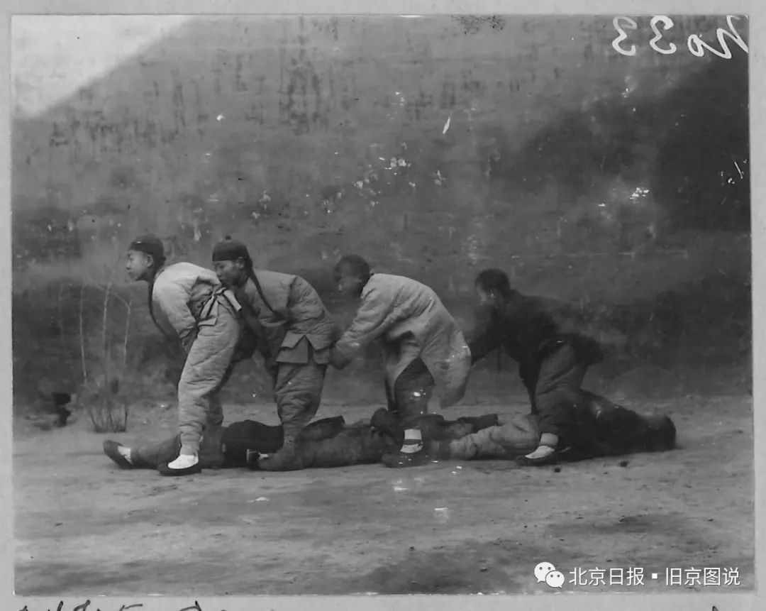 老鹰捉小鸡、跑马城、“剥蛇皮”……100多年前北京孩子的游戏，你玩过几个？