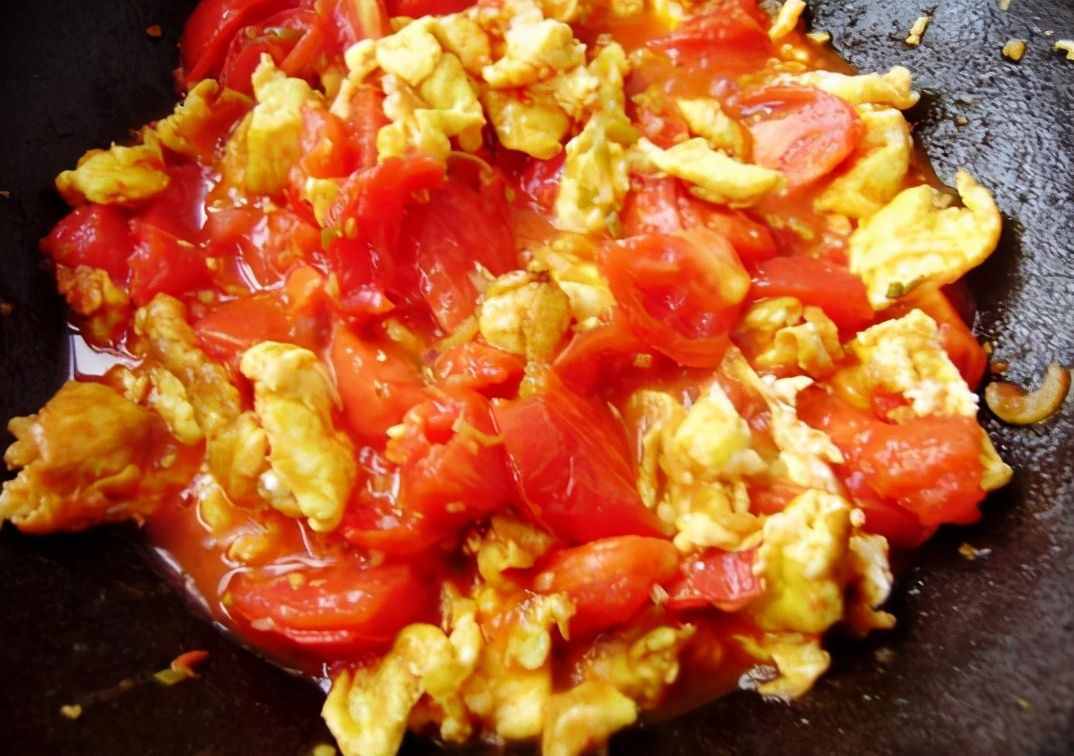 西红柿炒鸡蛋，怎么做更好吃？炒前多做一步，汤汁浓郁，鲜香美味
