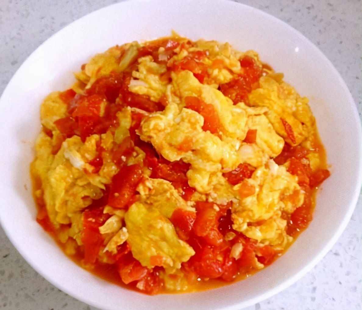 西红柿炒鸡蛋，怎么做更好吃？炒前多做一步，汤汁浓郁，鲜香美味