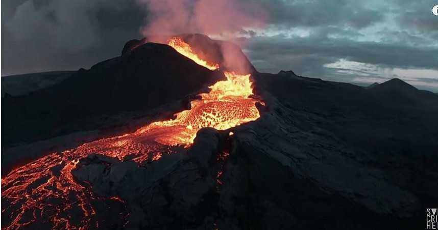 无人机航拍火山爆发坠入岩浆