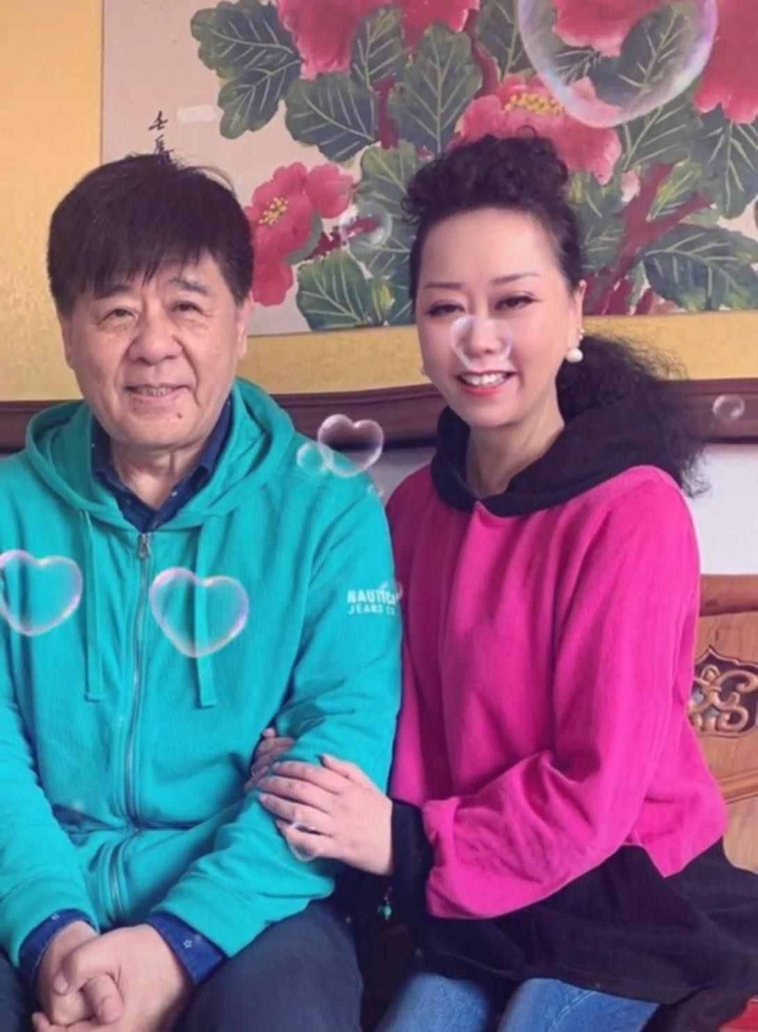 歌唱家王洁实罕露面，69岁被美女亲密挽手，妻子曾是一名修理工