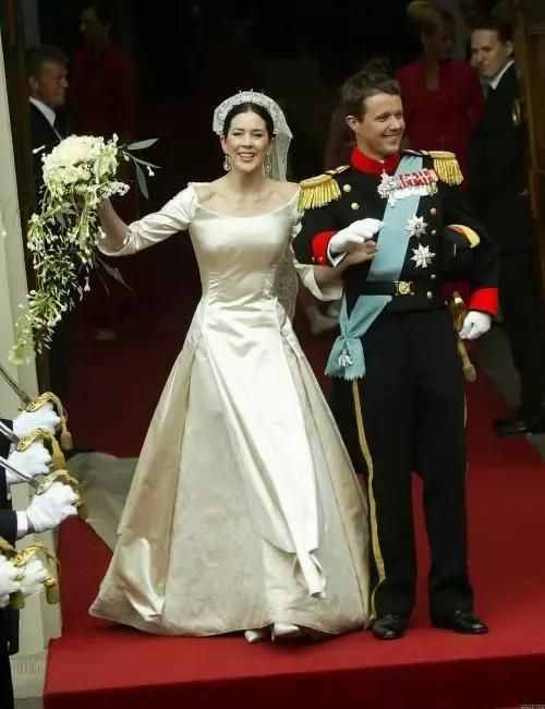 普通人轻松嫁王室？玛丽王妃扯下丹麦王室童话婚姻背后的遮羞布