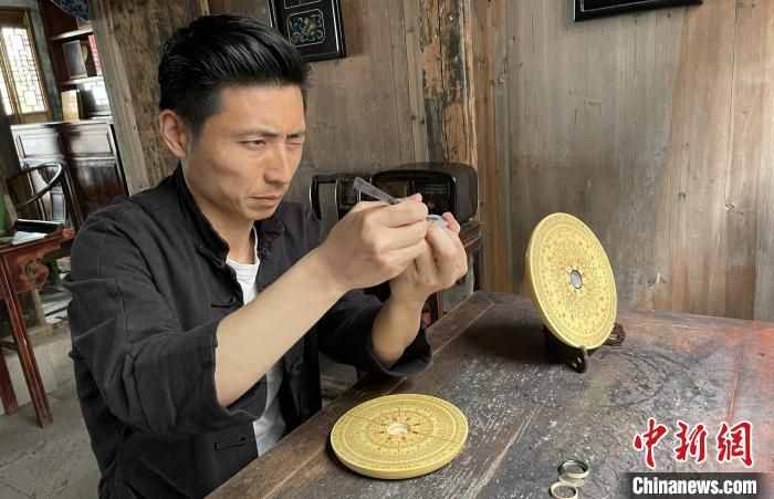 海外华文媒体探访安徽手工木质罗盘店：传承一门技艺，守一方文化