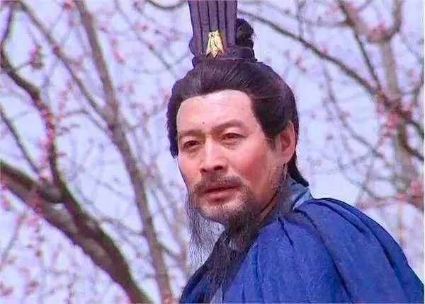他辅佐刘备，是促成三国鼎立的人物之一，也因此与诸葛亮翻脸