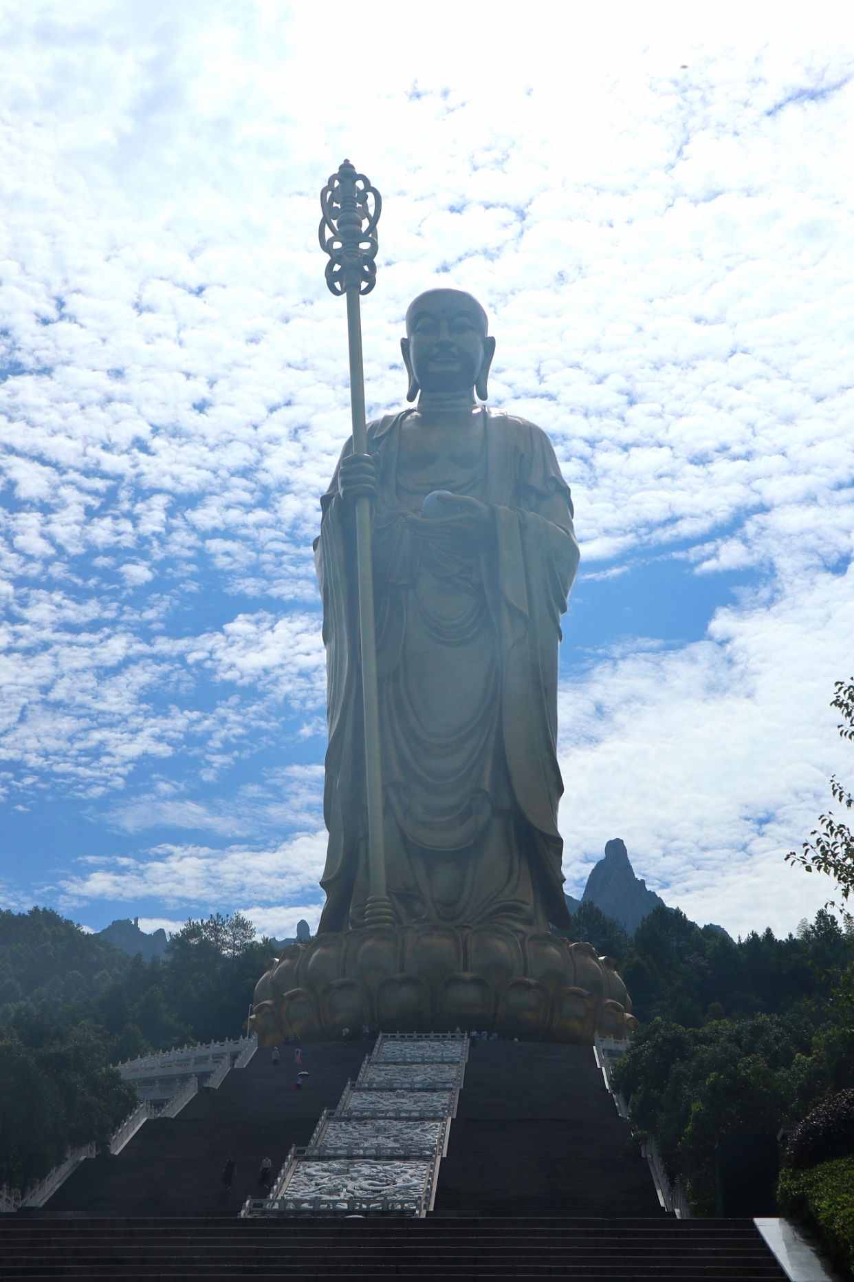 九华山脚下，地藏王菩萨铜像99米高，虔诚信徒令人动容