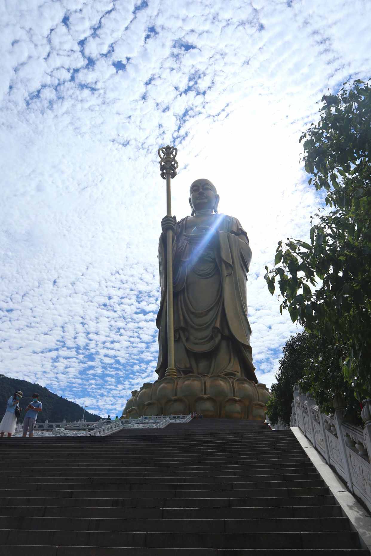 九华山脚下，地藏王菩萨铜像99米高，虔诚信徒令人动容