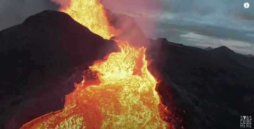无人机航拍火山爆发坠入岩浆