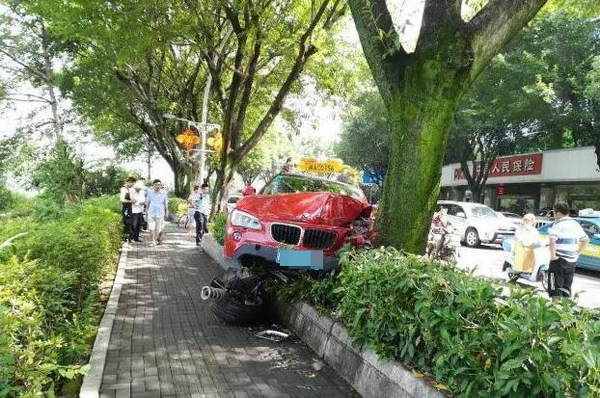 女子骑共享单车被宝马撞飞身亡