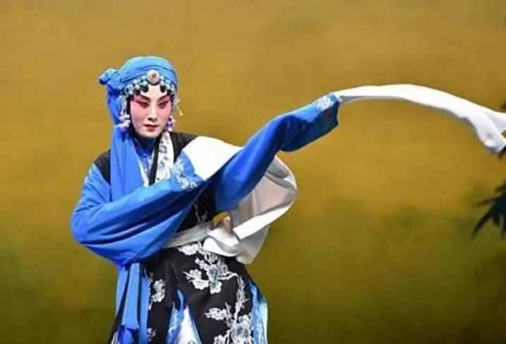 “退居二线”的中国女京剧演员张火丁：既在戏里，又在戏外