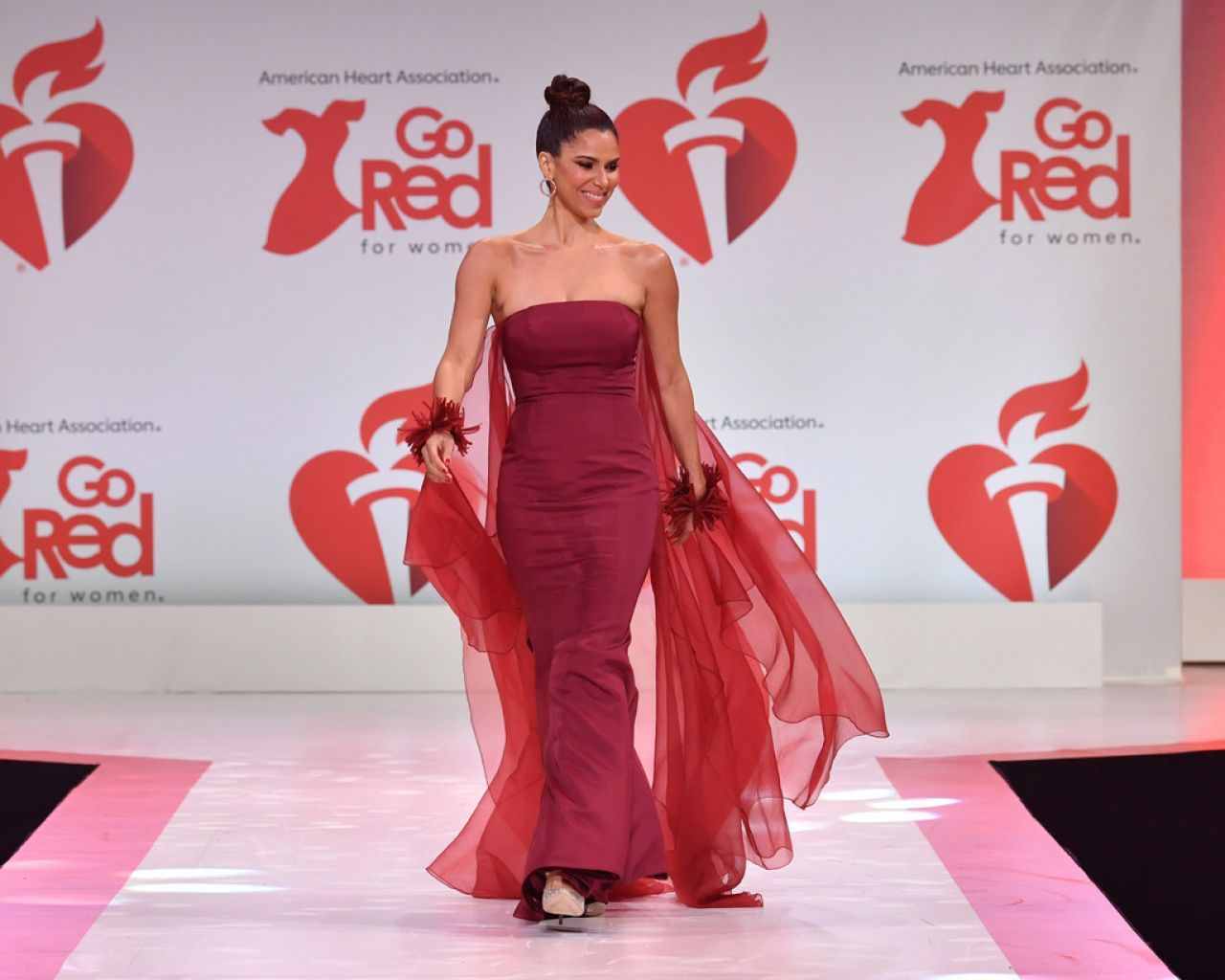 罗斯琳·桑切斯Roselyn Sanchez在纽约市参加2020红色女装活动