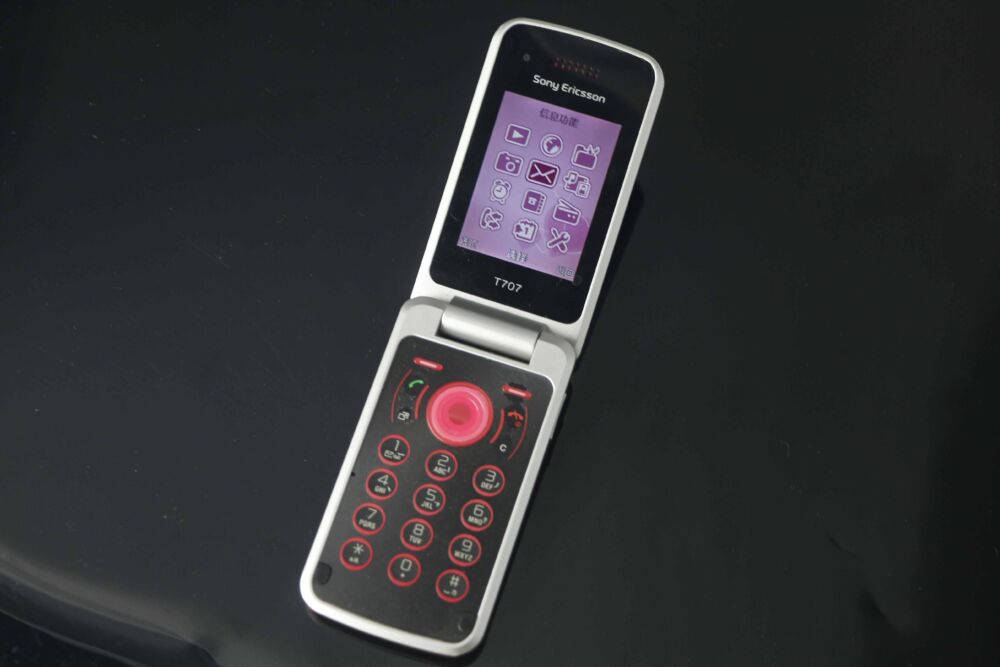 拉开抽屉找出珍藏多年的手机，这台索尼爱立信T707大家还记得吗？