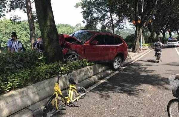 女子骑共享单车被宝马撞飞身亡