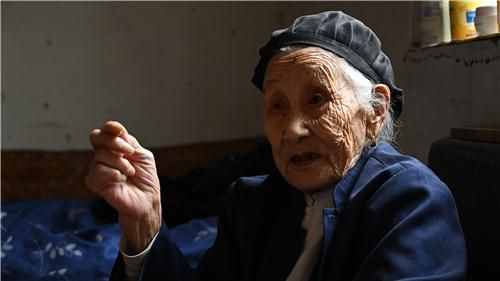 111岁长寿奶奶，喜欢吃花生米，1个月3斤不够，100岁时还能缝扇子