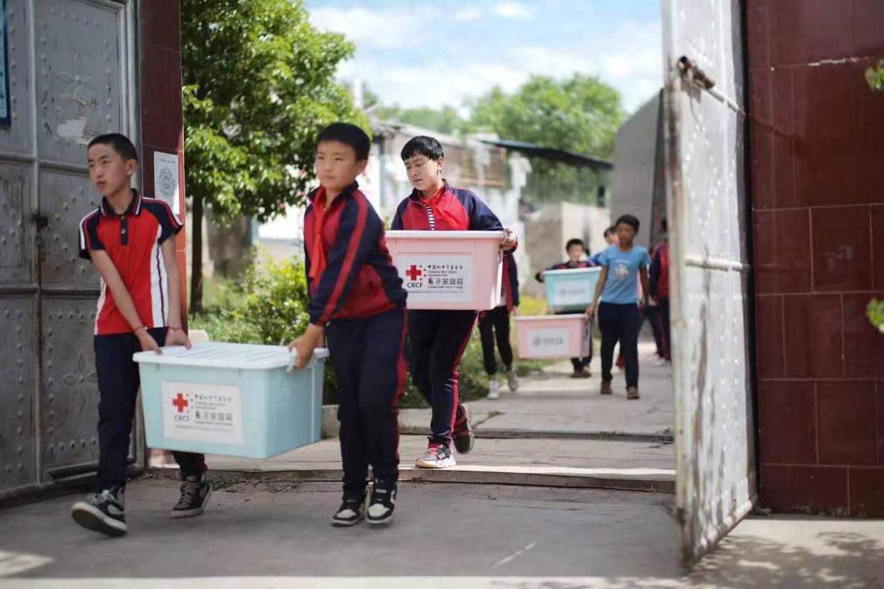 中国红十字基金会向云南青海地震灾区发放三千只赈济家庭箱