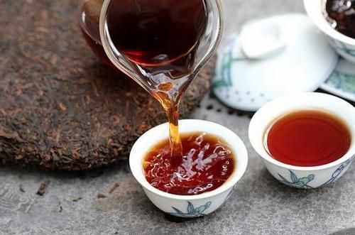 凤凰普洱沱堪称是普洱沱茶中的“传世精品”，此生饮一杯足矣